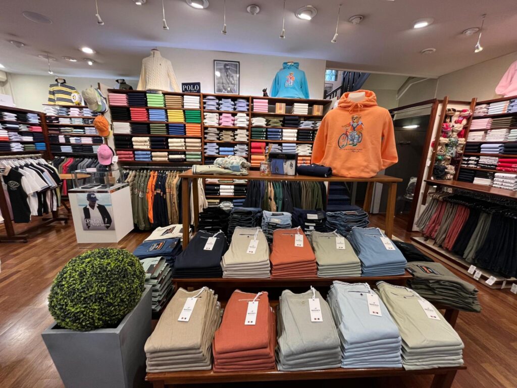 vêtements plusieurs marques intérieur boutique Jean Jacques à Coutances