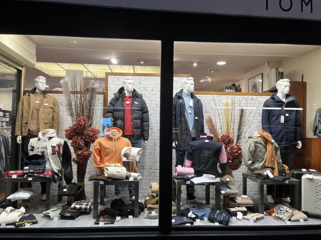 devanture avec vêtements Meyer boutique Jean Jacques à Coutances