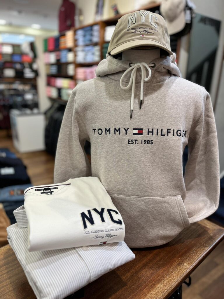 ensemble vêtements Tommy Hilfiger intérieur boutique Jean Jacques à Coutances