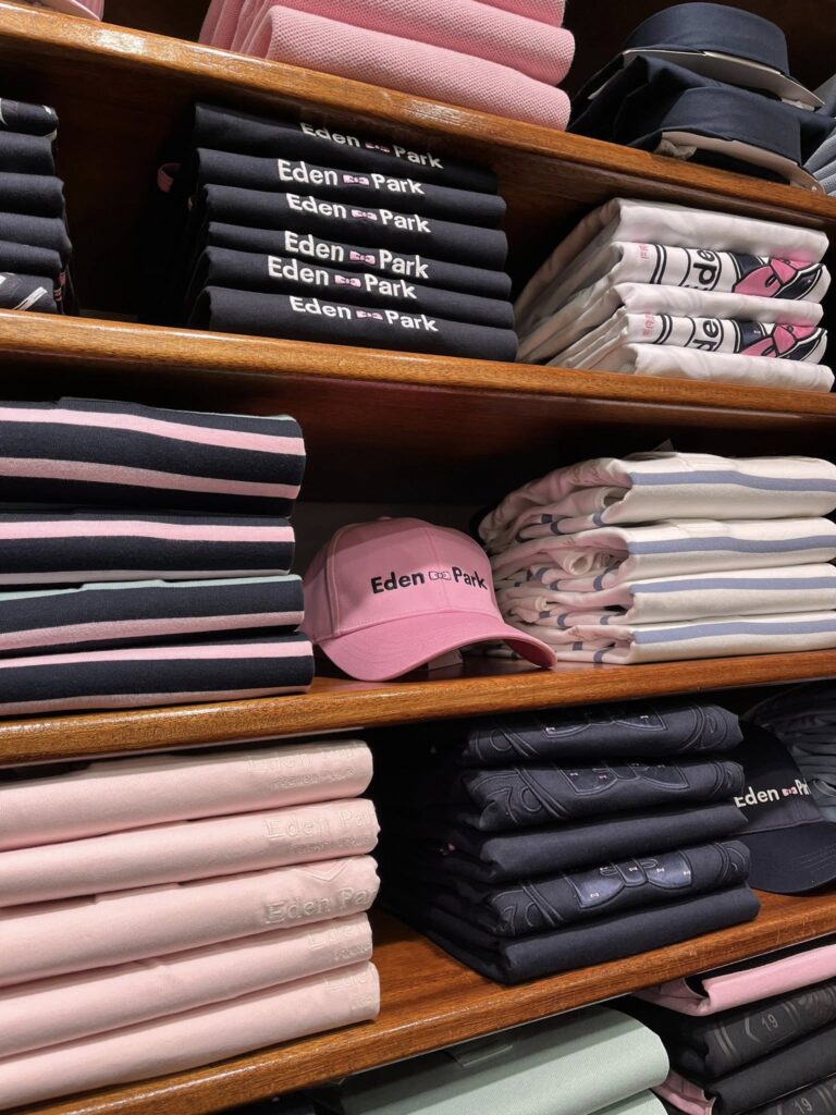 étagères vêtements Eden park interieur boutique Jean Jacques à Coutances