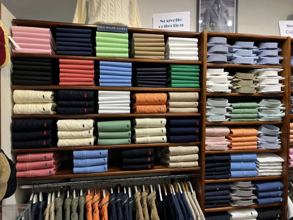 étagères vêtements Ralph Lauren intérieur boutique Jean Jacques à Coutances