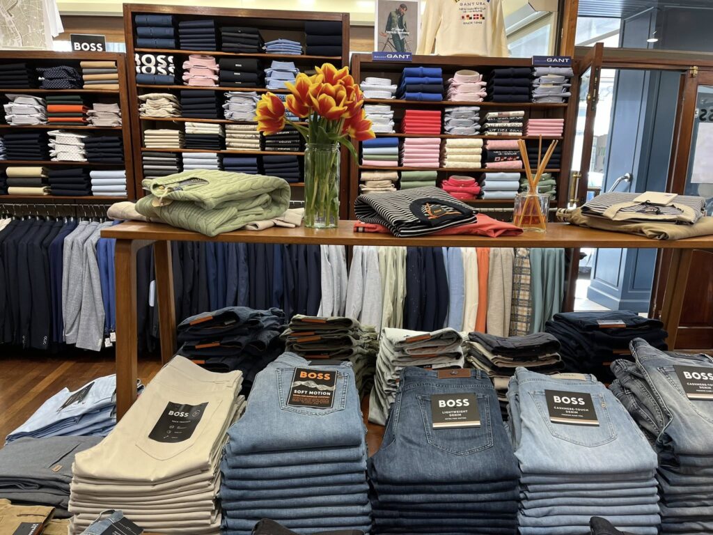 étalage vêtements Hugo Boss intérieur boutique Jean Jacques