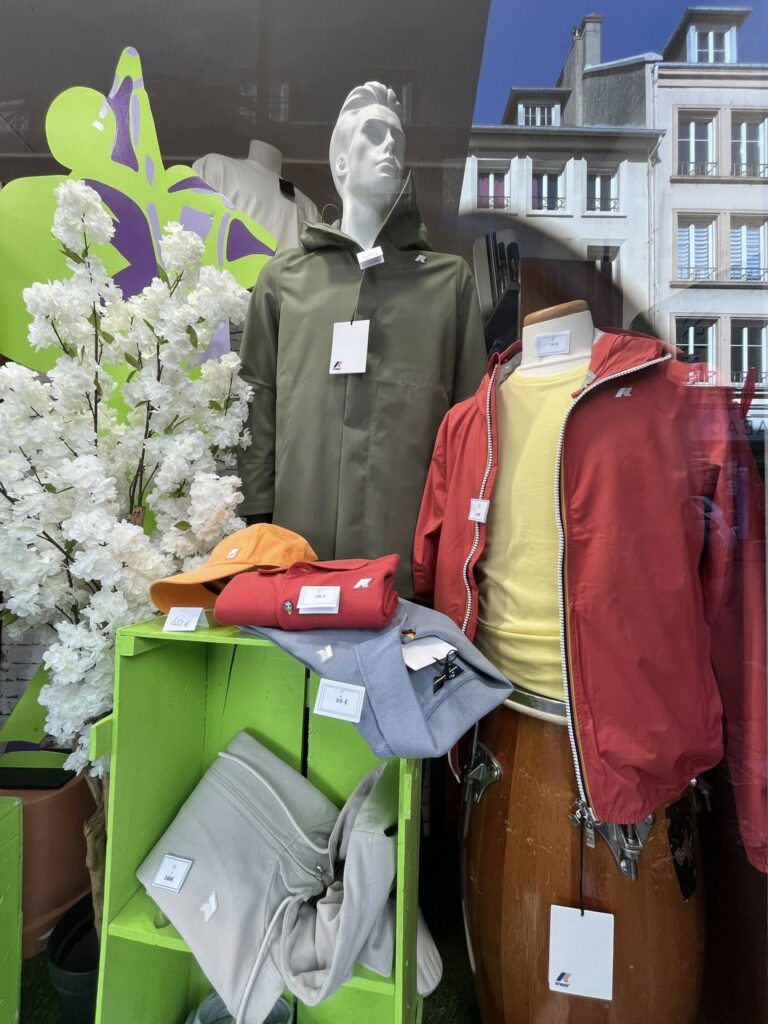 étalage vêtements k way vitrine Jean Jacques