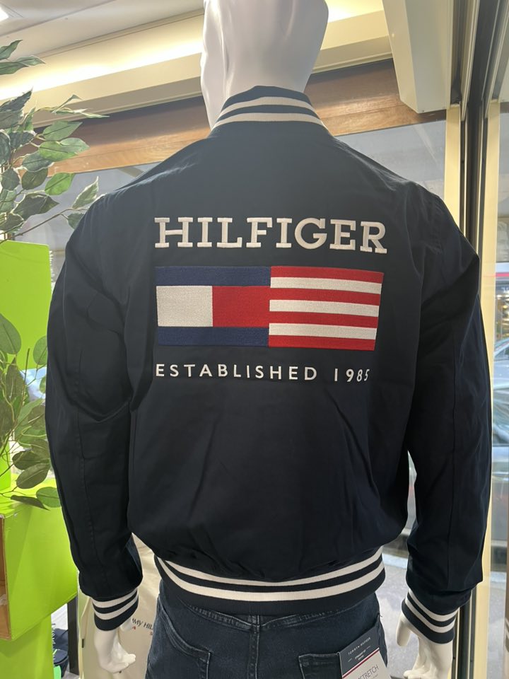 mannequin manteau tommy hilfiger devanture boutique Jean Jacques à Coutances